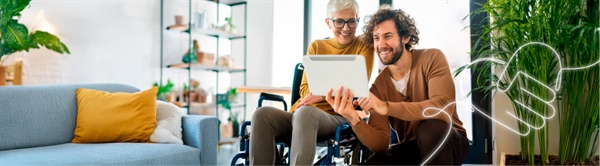 Una usuaria en silla de ruedas recibe orientación personalizada frente al computador, gracias a nuestro programa de inclusión tecnológica. En Servicios Complementarios, promovemos el aprendizaje intergeneracional y el acceso digital para todos.