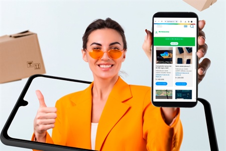 Mujer feliz muestra clasificados desde su celular, lista para explorar y aprovechar oportunidades a través del portal digital de FEPEP.