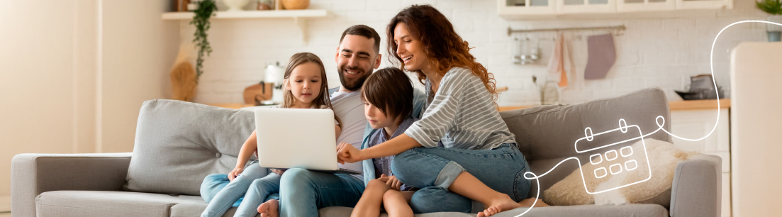 Familia reunida en casa disfrutando de actividades en línea, representando la participación en eventos organizados por FEPEP para el bienestar de sus afiliados.