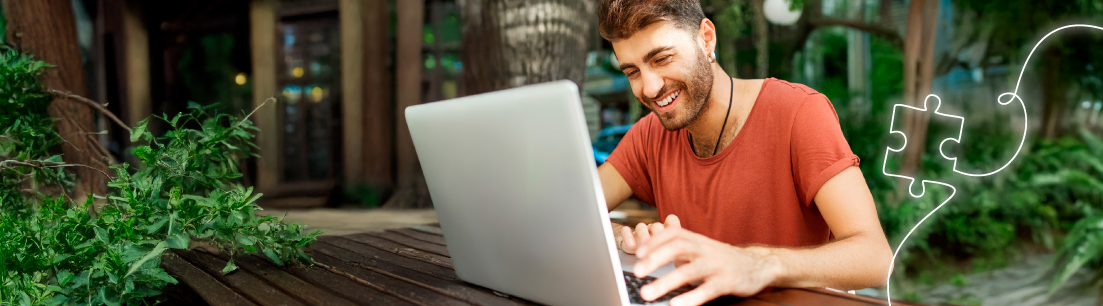 Hombre sonriente trabajando en su laptop al aire libre, representando la facilidad de asociación y acceso a beneficios exclusivos con FEPEP
