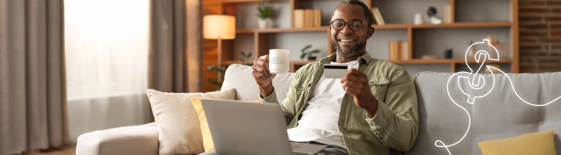 Hombre sonriente sosteniendo su tarjeta FEPEP y una taza de café, representando comodidad y facilidad en sus transacciones financieras desde casa.