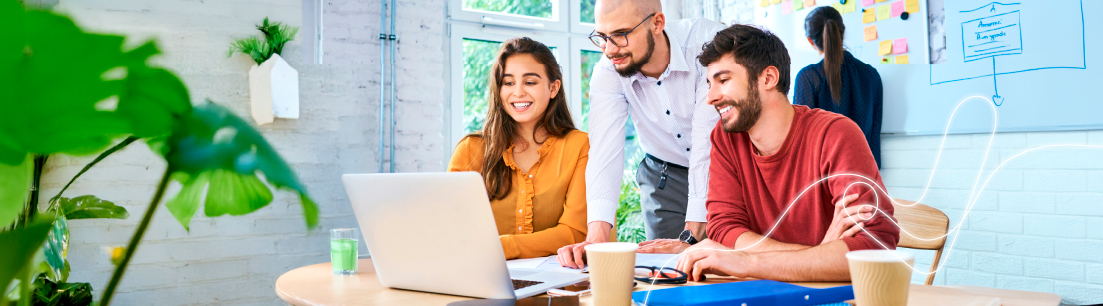 Grupo de jóvenes emprendedores colaborando en un espacio de trabajo dinámico, reflejando innovación, creatividad y apoyo al crecimiento empresarial.