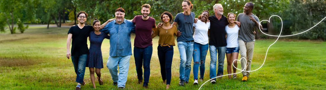 Grupo de personas caminando juntas en un entorno natural, simbolizando unión, apoyo mutuo y solidaridad dentro de la comunidad.