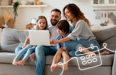 Familia reunida en casa disfrutando de actividades en línea, representando la participación en eventos organizados por FEPEP para el bienestar de sus afiliados.