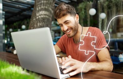 Hombre sonriente trabajando en su laptop al aire libre, representando la facilidad de asociación y acceso a beneficios exclusivos con FEPEP