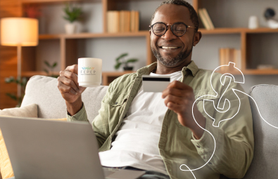 Hombre sonriente sosteniendo su tarjeta FEPEP y una taza de café, representando comodidad y facilidad en sus transacciones financieras desde casa.