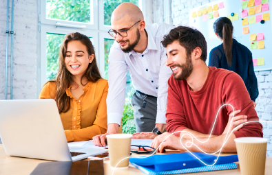 Grupo de jóvenes emprendedores colaborando en un espacio de trabajo dinámico, reflejando innovación, creatividad y apoyo al crecimiento empresarial.