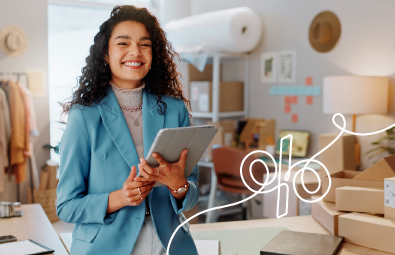 Mujer emprendedora en su tienda, sonriendo mientras usa su tablet, representando las oportunidades y beneficios de los convenios y alianzas de FEPEP.