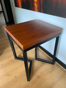 Mesa auxiliar cuadrada en madera y base en metal.  60 cms x 60 cms, 73 cms alto.