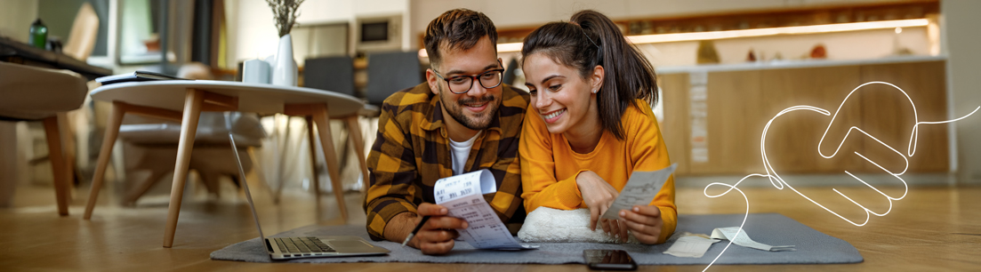 Pareja gestionando sus recibos y transacciones de auxilios económicos con el apoyo del Fondo de Empleados FEPEP.