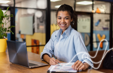 Mujer sonriente en oficina moderna con portátil y carpeta, representando gestión de documentos y acceso eficiente a formatos.
