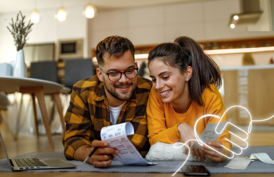 Pareja gestionando sus recibos y transacciones de auxilios económicos con el apoyo del Fondo de Empleados FEPEP.